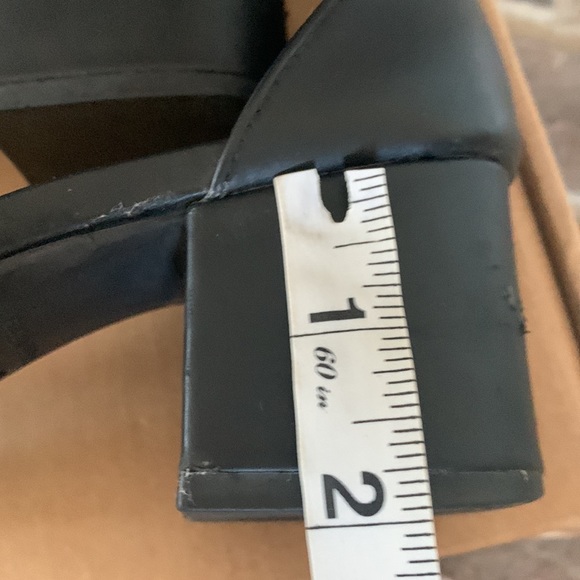 Amazon Essentials Women’s Heeled Sandal. Black. Size 7 - Picture 7 of 8